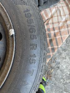 Zimní pneu 195/65 R15 na ráfkách Fiat