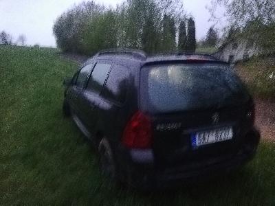 Auto s rozbitou spojivkou  -- prodam levně 