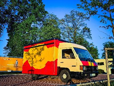 Foodtruck značky Mercedes s kompletním kuchyňským vybavením