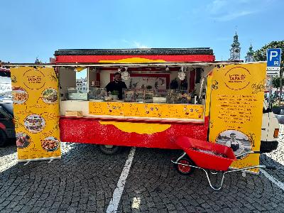 Foodtruck značky Mercedes s kompletním kuchyňským vybavením