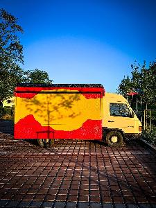 Foodtruck značky Mercedes s kompletním kuchyňským vybavením