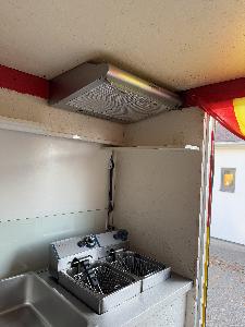 Foodtruck značky Mercedes s kompletním kuchyňským vybavením