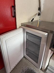 Foodtruck značky Mercedes s kompletním kuchyňským vybavením