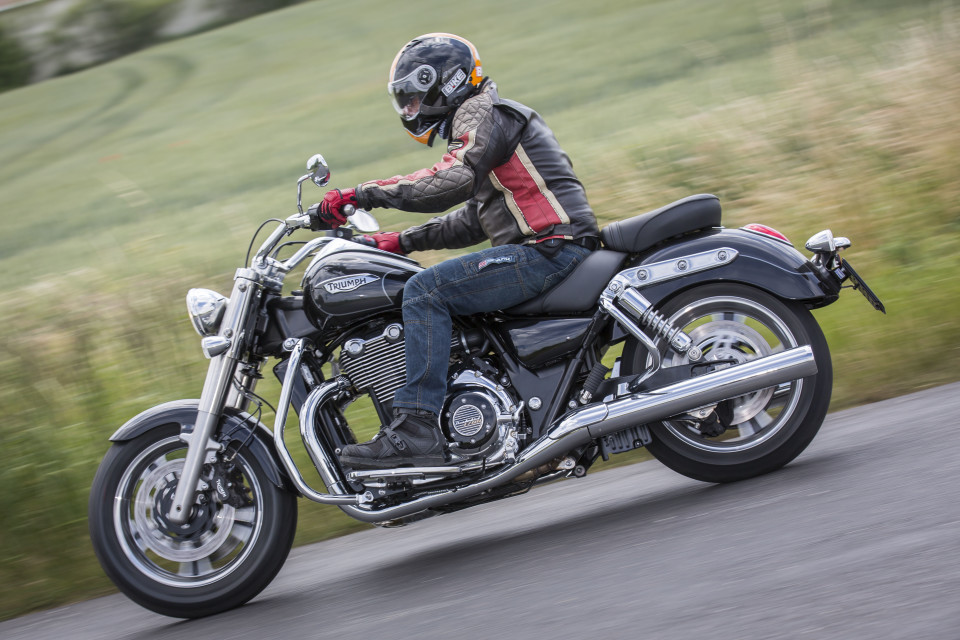 TEST: Moto Guzzi California 1400 Custom vs Triumph Thunderbird Commander